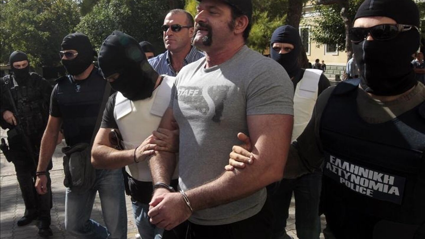 Polic&iacute;as antiterroristas escoltan a los dirigentes del partido Amanecer Dorado, Panagiotis Lagos 