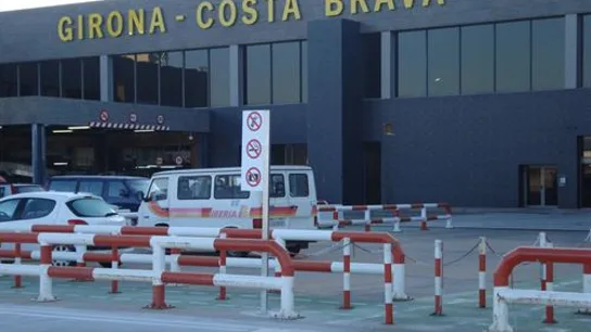 Fallece una joven británica embarazada en el aeropuerto de Girona Fallece una joven británica embarazada en el aeropuerto de Girona