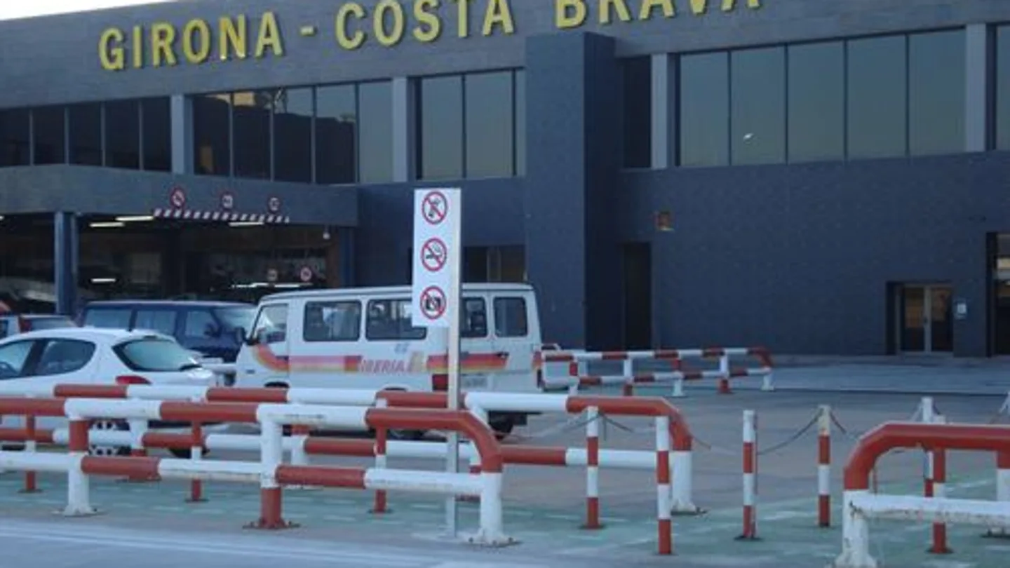 Fallece una joven británica embarazada en el aeropuerto de Girona Fallece una joven británica embarazada en el aeropuerto de Girona