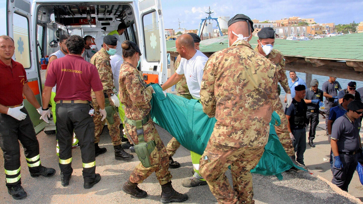 Sigue la busqueda de los inmigrantes desaparecidos en Lampedusa 