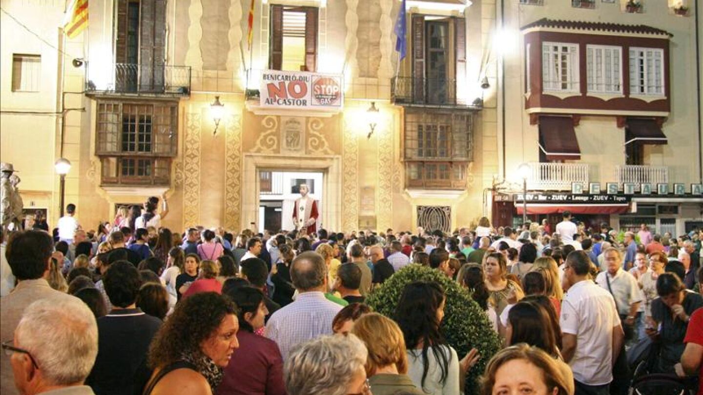Cientos de vecinos de Benicarl&oacute; dicen 'no a Castor' y 'stop a la inyecci&oacute;n'
