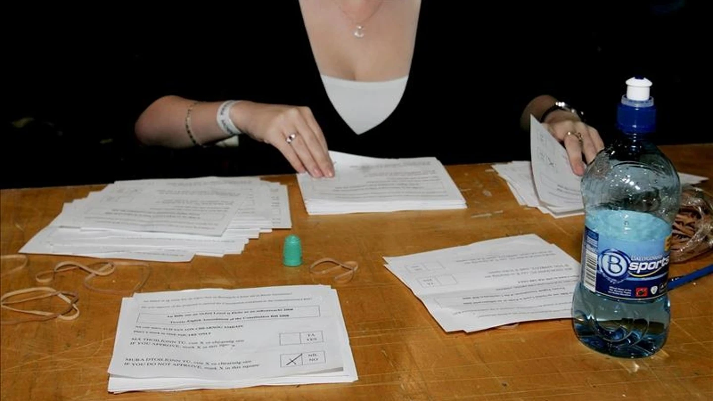 Una mujer cuenta votos de un referéndum en Dublín (Irlanda). Una mujer cuenta votos de un referéndum en Dublín (Irlanda).