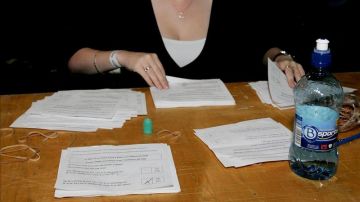 Una mujer cuenta votos de un referéndum en Dublín (Irlanda). 