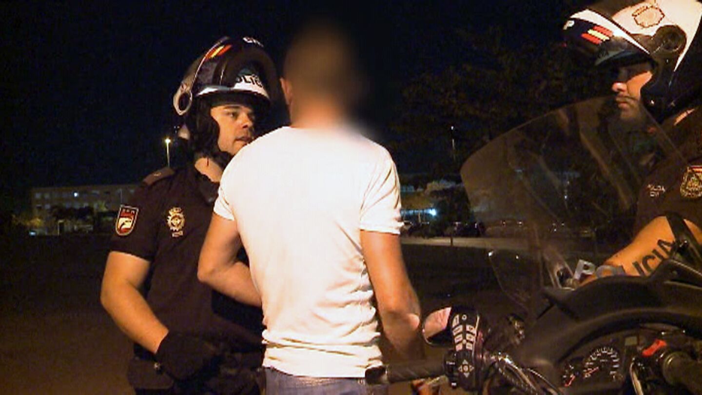 La polic&iacute;a habla con un hombre problem&aacute;tico