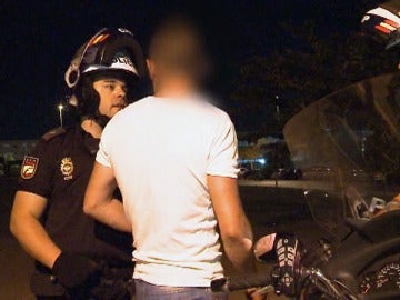 La policía habla con un hombre problemático La policía habla con un hombre problemático