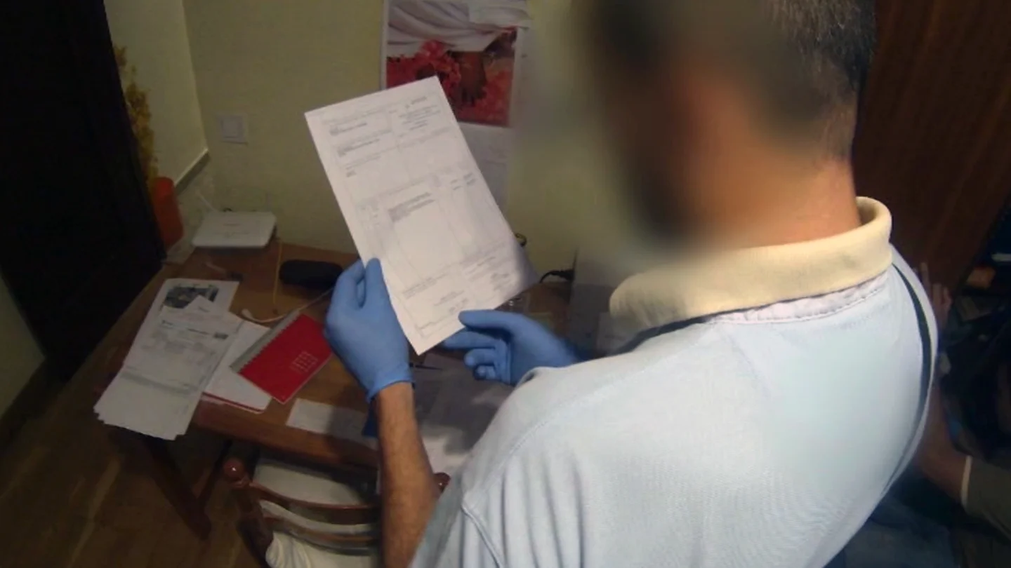 La policía busca documentos para vincular la importación de drogas La policía busca documentos para vincular la importación de drogas
