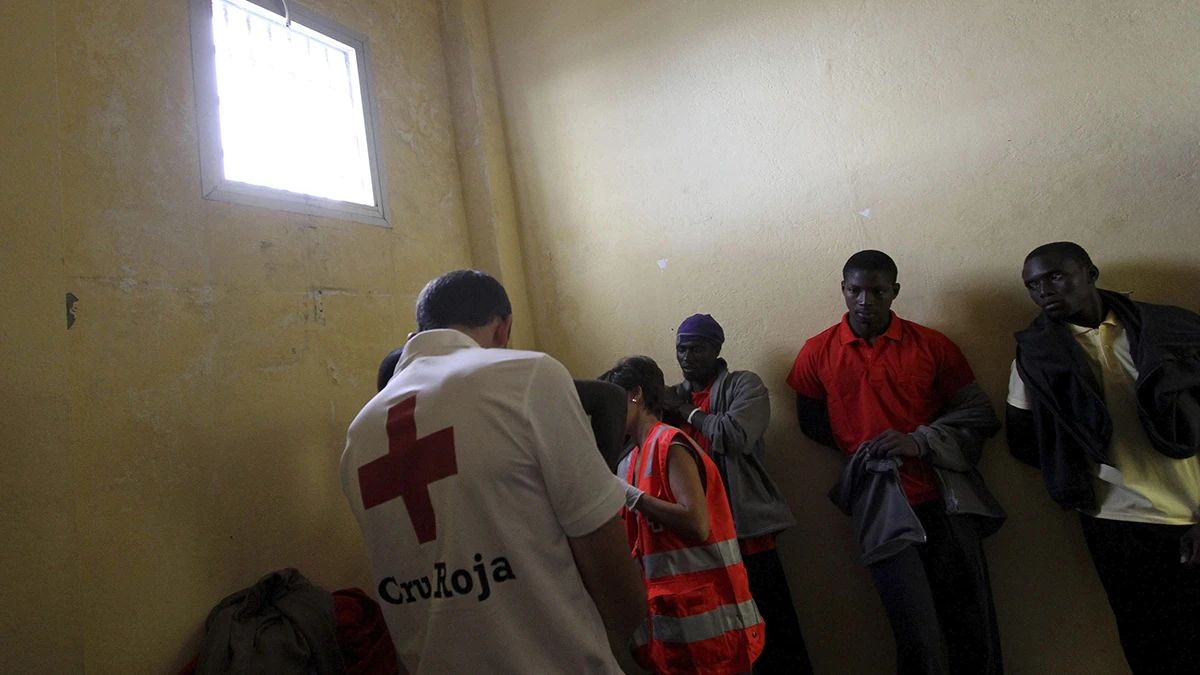 Salvamento Marítimo rescata a diez inmigrantes en una balsa neumática de juguete en el Estrecho Salvamento Marítimo rescata a diez inmigrantes en una balsa neumática de juguete en el Estrecho