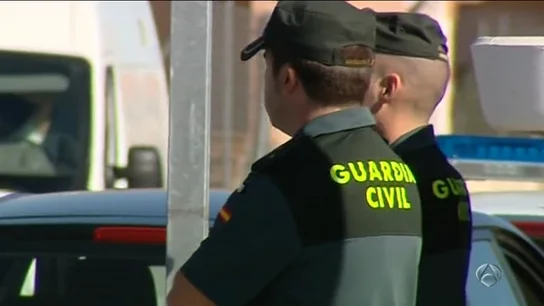 Dos agentes de la Guardia Civil Dos agentes de la Guardia Civil