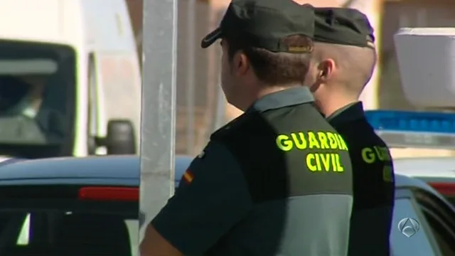 Dos agentes de la Guardia Civil Dos agentes de la Guardia Civil