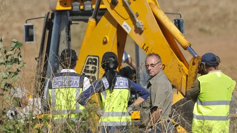 Antonio del Castillo, junto a los miembros de la Policía Nacional