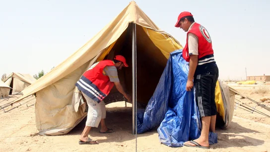 Voluntarios de la Media Luna Roja montan tiendas de campaña para alojar a los refugiados sirios. Voluntarios de la Media Luna Roja montan tiendas de campaña para alojar a los refugiados sirios.