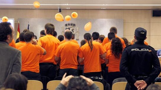 Miembros de Segi lanzan globos durante el juicio en la Audiencia Nacional.
