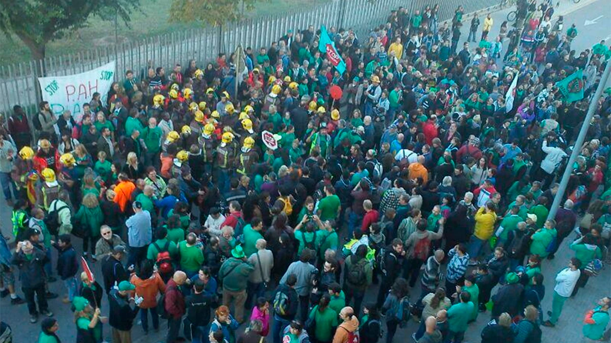 Miembros de la PAH celebran la paralización del desahucio.