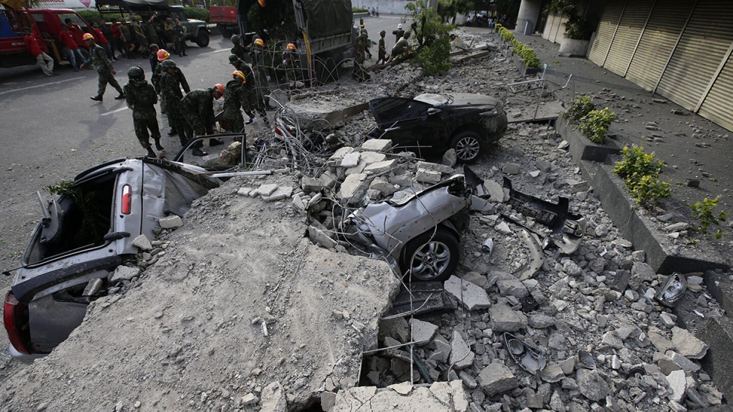 Ascienden a 99 los muertos en el se&iacute;smo de 7,2 grados en Filipinas