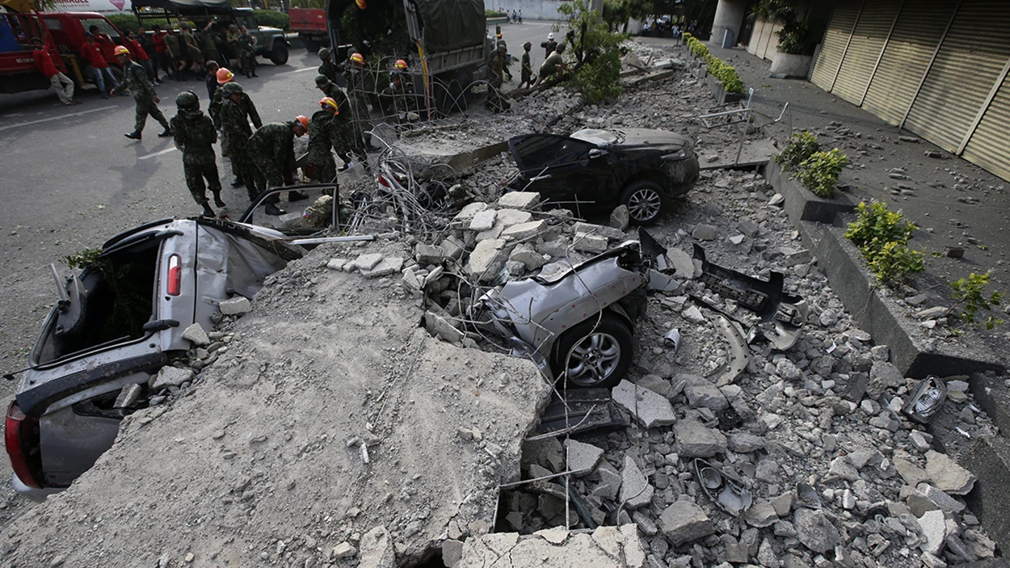 Ascienden a 99 los muertos en el seísmo de 7,2 grados en Filipinas Ascienden a 99 los muertos en el seísmo de 7,2 grados en Filipinas