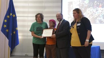 Sara Vázquez, junto con otras dos representantes de la PAH, recibe el premio Ciudadano Europeo 2013.