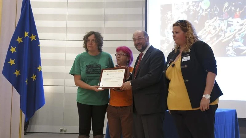 Sara Vázquez, junto con otras dos representantes de la PAH, recibe el premio Ciudadano Europeo 2013.