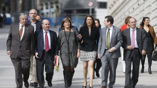 Soraya Rodr&iacute;guez acompa&ntilde;ada por los alcaldes socialistas
