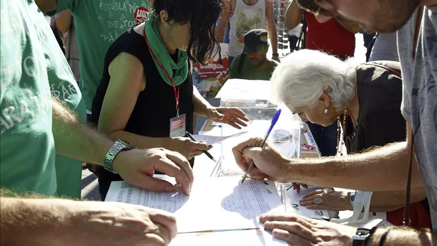 Consulta ciudadana por la educación en la Puerta del Sol. Consulta ciudadana por la educación en la Puerta del Sol.
