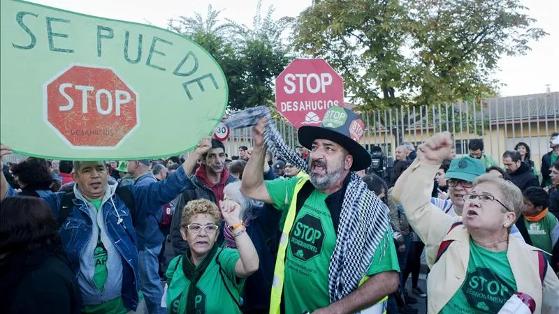 Algunas de las personas que se manifestaron en apoyo a las familias afectadas