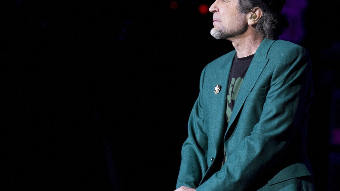 Joaqu&iacute;n Sabina interrumpe un concierto en Tijuana por miedo a sufrir un infarto