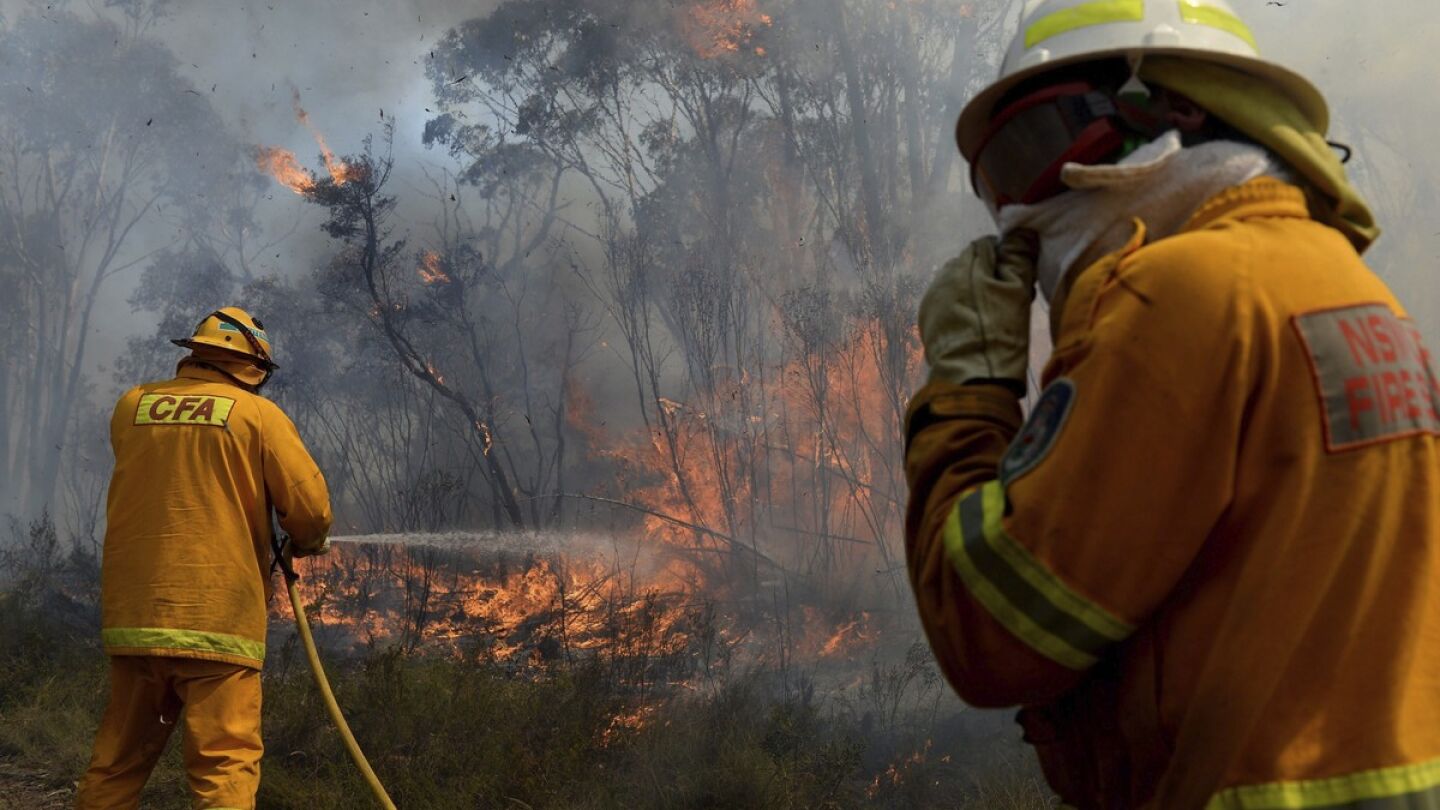 Dos bomberos trabajan en las labores de extinci&oacute;n