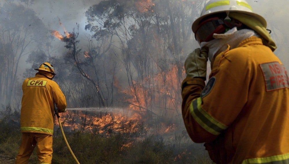 Dos bomberos trabajan en las labores de extinción