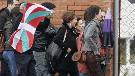 La etarra Inés del Río (tercera por la derecha) junto a su abogada y familiares a su salida de la prisión coruñesa de Teixeiro La etarra Inés del Río (tercera por la derecha) junto a su abogada y familiares a su salida de la prisión coruñesa de Teixeiro