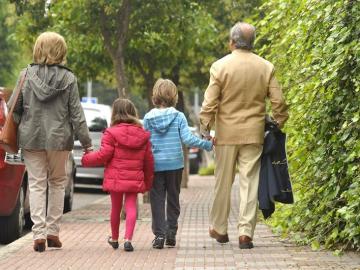 Unos abuelos con sus nietos (Archivo) Unos abuelos con sus nietos (Archivo)