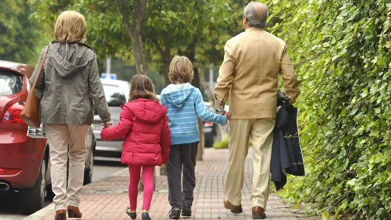 Unos abuelos con sus nietos (Archivo)