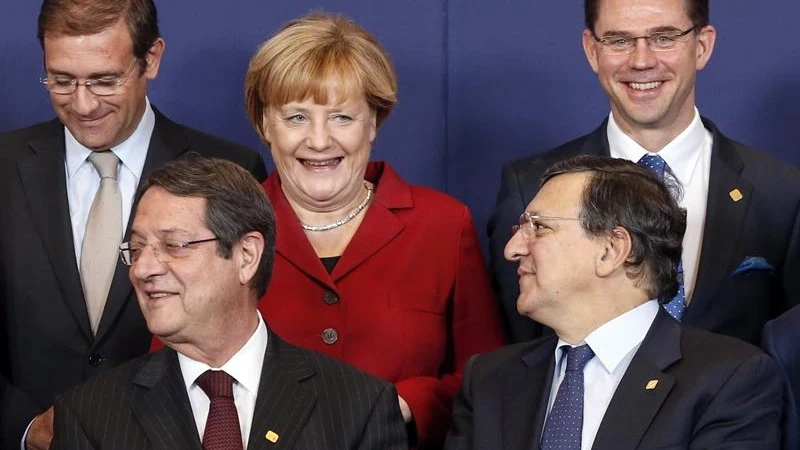 Merkel gesticula en una cumbre