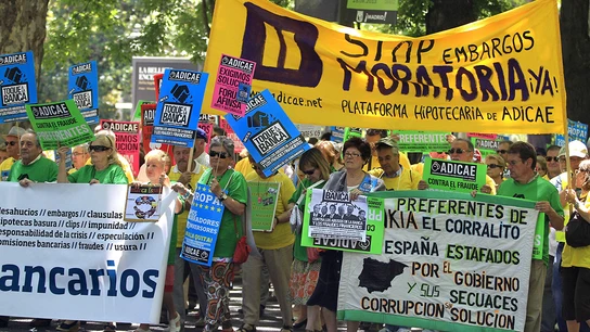 Los preferentistas recuerdan en la calle que "aún quedan 500 millones de euros sin devolver" Los preferentistas recuerdan en la calle que "aún quedan 500 millones de euros sin devolver"