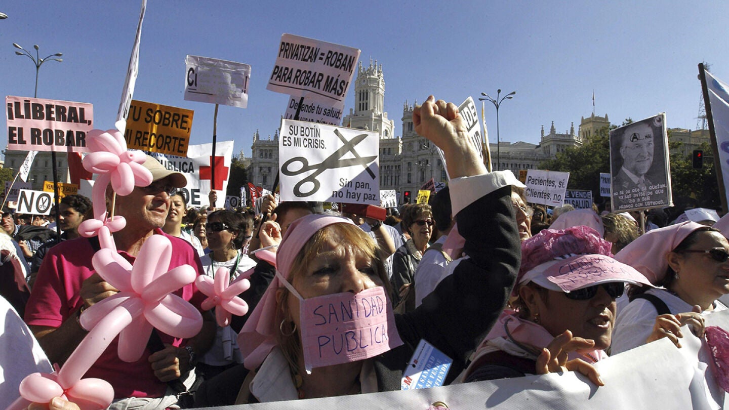 Duod&eacute;cima marcha de la marea blanca contra la externalizaci&oacute;n de seis hospitales