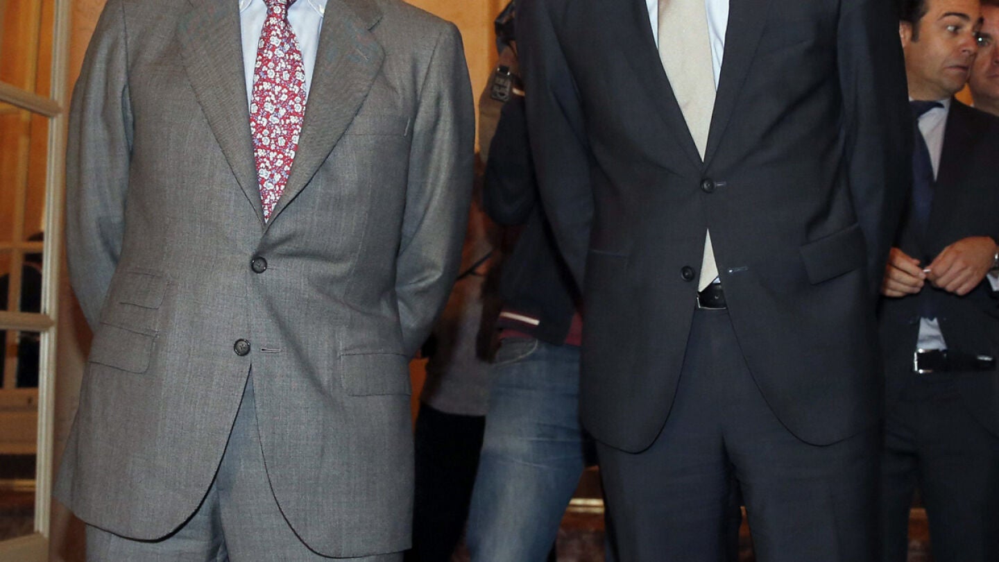 Luis de Guindos acompa&ntilde;ado por el presidente del Eurogrupo, Jeroen Dijsselbloem