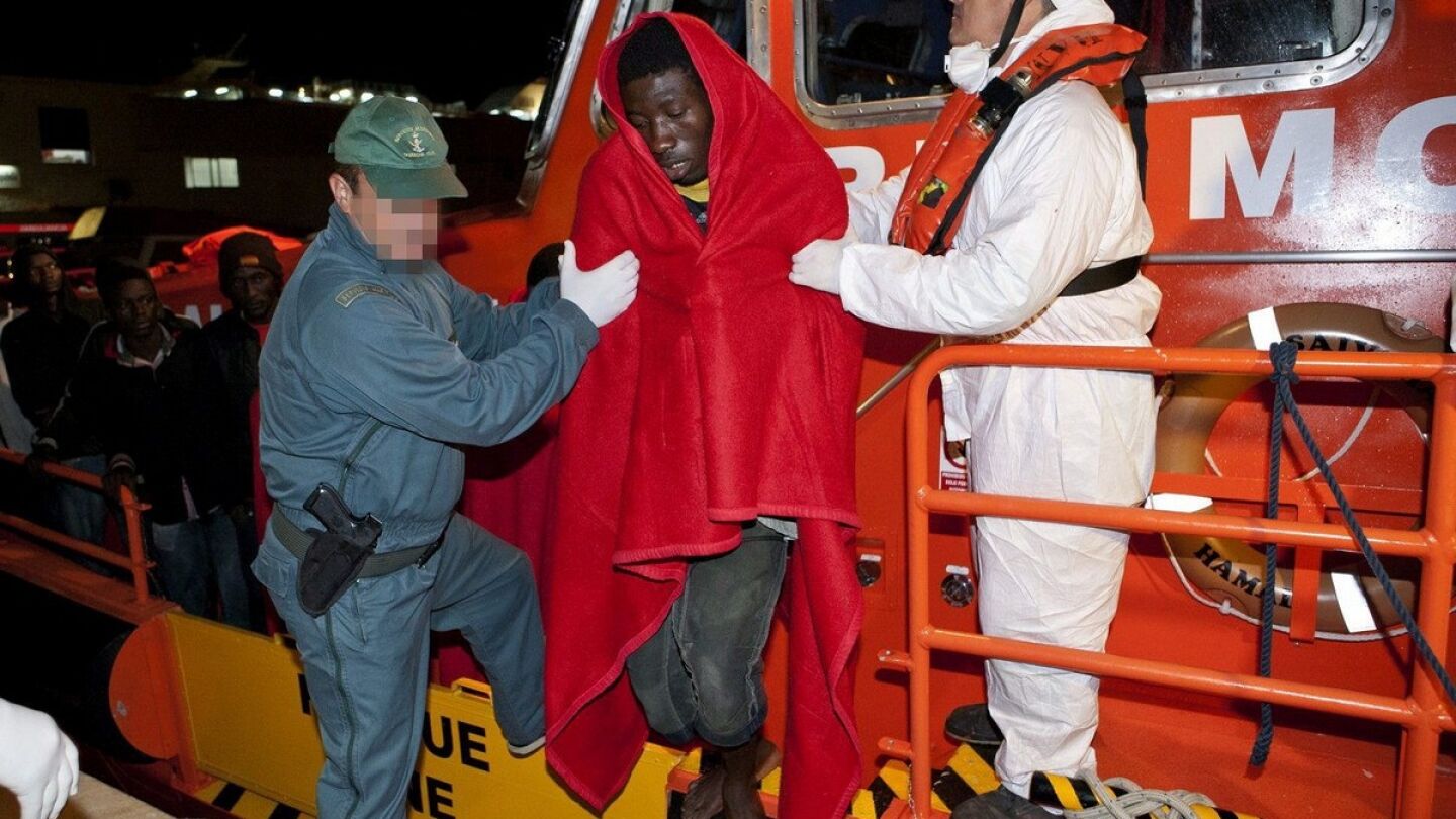 Salvamento ayuda a desembarcar a uno de los inmigrantes