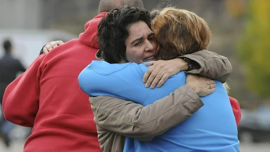 Varios familiares buscan consuelo Varios familiares buscan consuelo