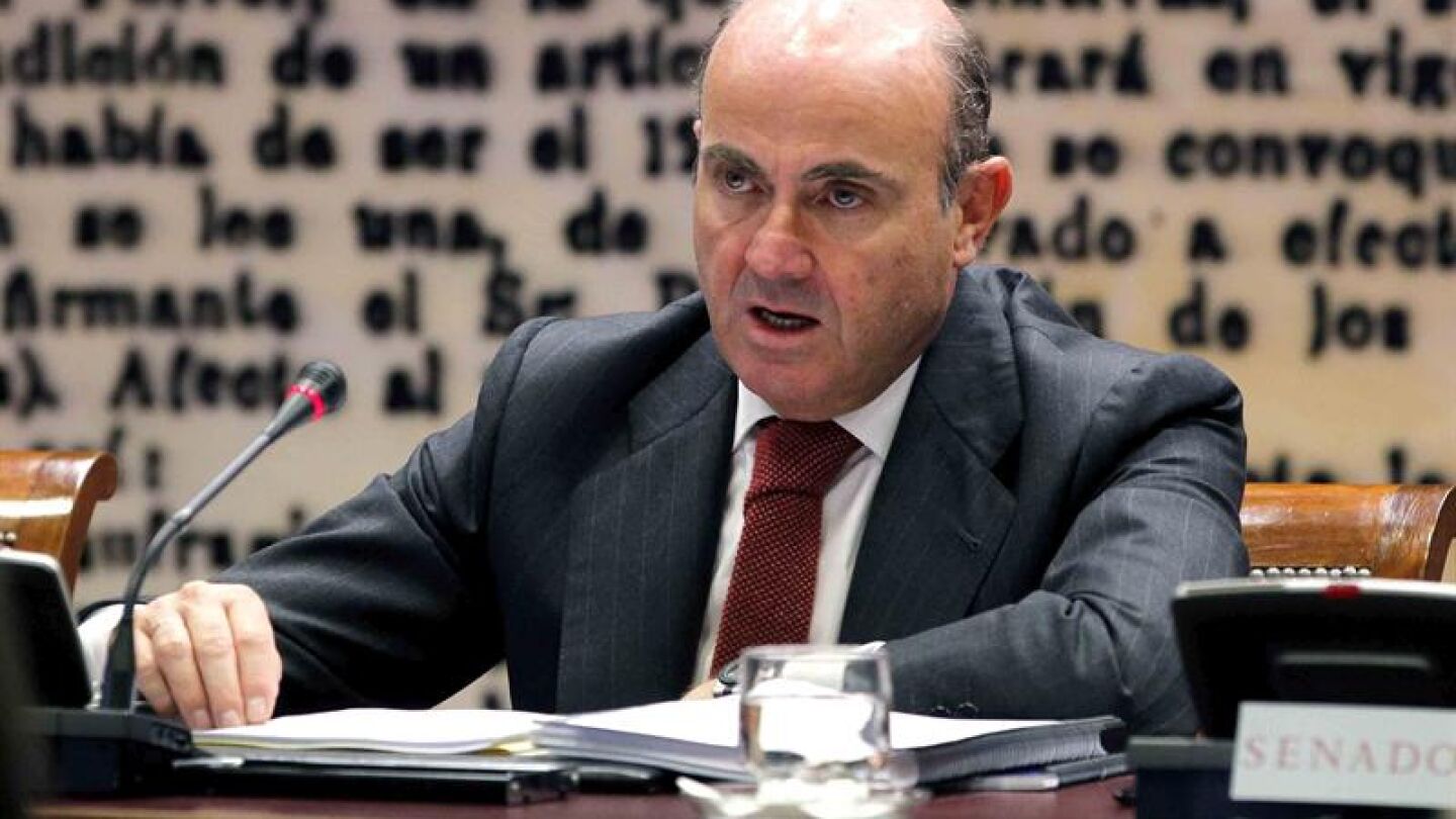  El ministro Luis de Guindos durante su comparecencia ante la Comisi&oacute;n de Econom&iacute;a 