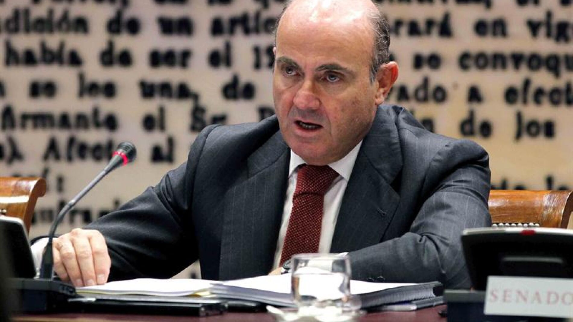  El ministro Luis de Guindos durante su comparecencia ante la Comisión de Economía 