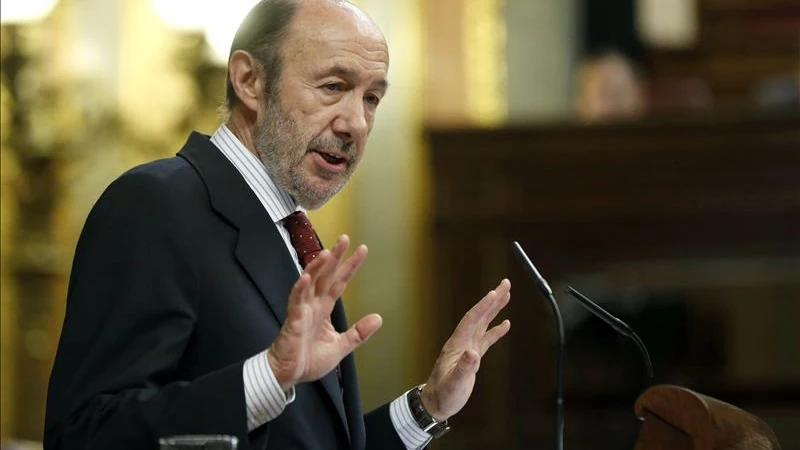 El líder del PSOE, Alfredo Pérez Rubalcaba, durante su intervención en el pleno del Congreso.