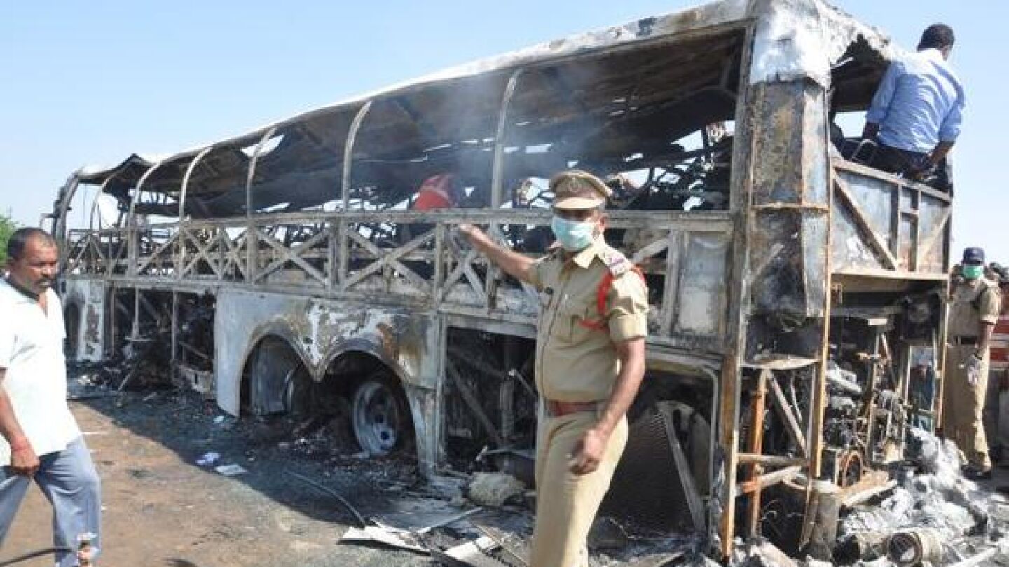 Al menos 45 muertos en el incendio de un autob&uacute;s en la India
