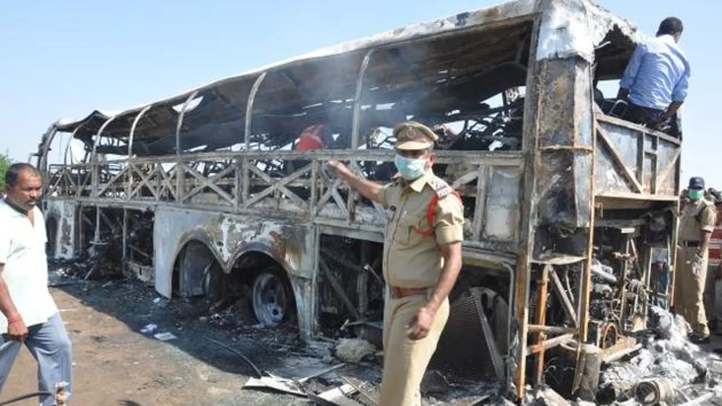 Al menos 45 muertos en el incendio de un autobús en la India Al menos 45 muertos en el incendio de un autobús en la India