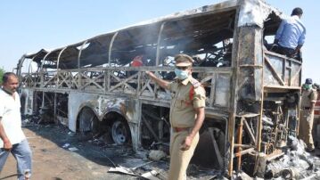 Al menos 45 muertos en el incendio de un autobús en la India