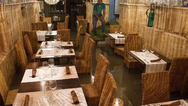  Vista del interior de un restaurante de Palma inundado tras la tormenta