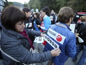 Dos trabajadoras de Edesa, durante una protesta Dos trabajadoras de Edesa, durante una protesta