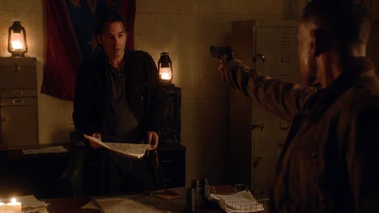 Neville apunta a Miles Matheson  Neville apunta a Miles Matheson