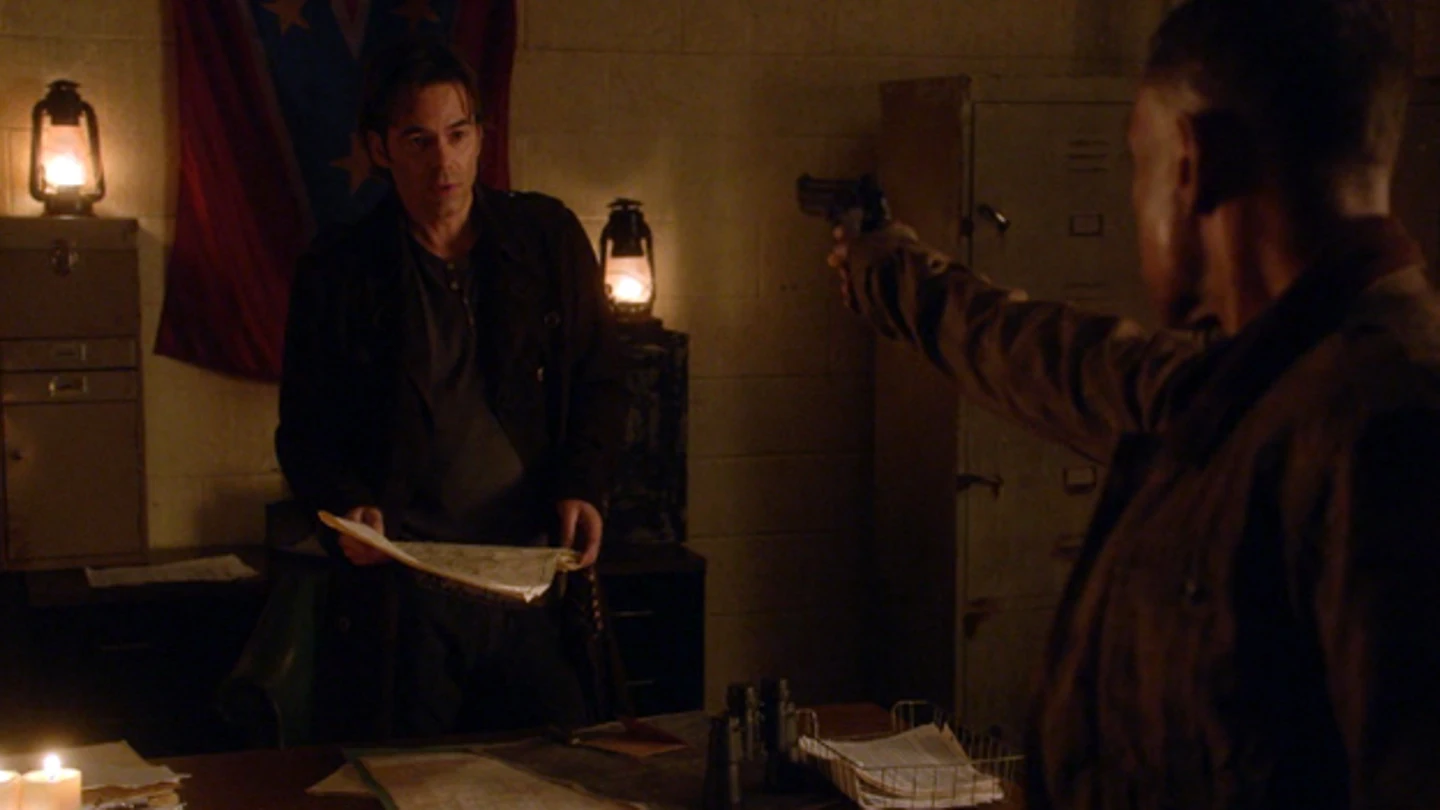 Neville apunta a Miles Matheson Neville apunta a Miles Matheson