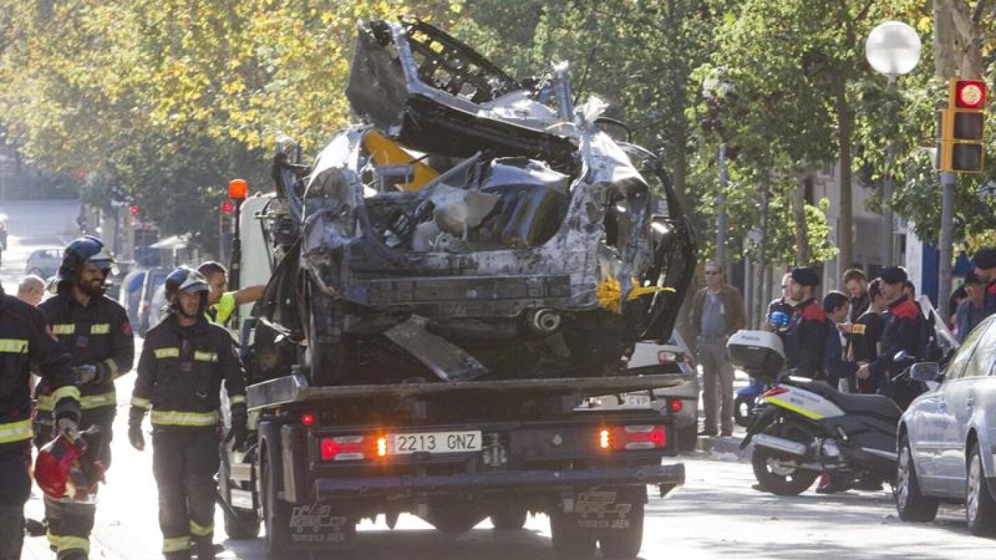 Vista del taxi a gas que ha explotado en Barcelona 