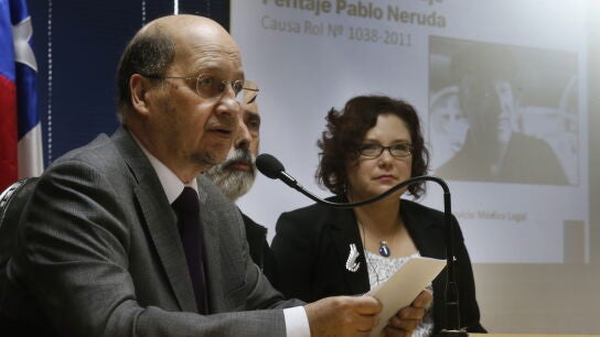 Patricio Bustos presenta el informe con los resultados de las pericias realizadas al cuerpo del poeta.