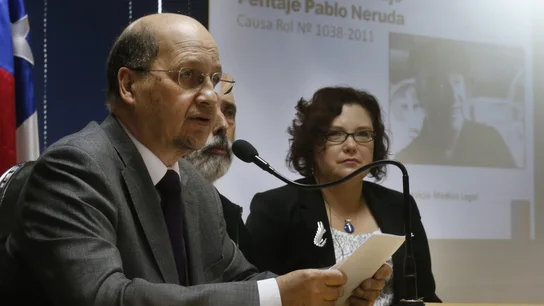 Patricio Bustos presenta el informe con los resultados de las pericias realizadas al cuerpo del poeta. Patricio Bustos presenta el informe con los resultados de las pericias realizadas al cuerpo del poeta.