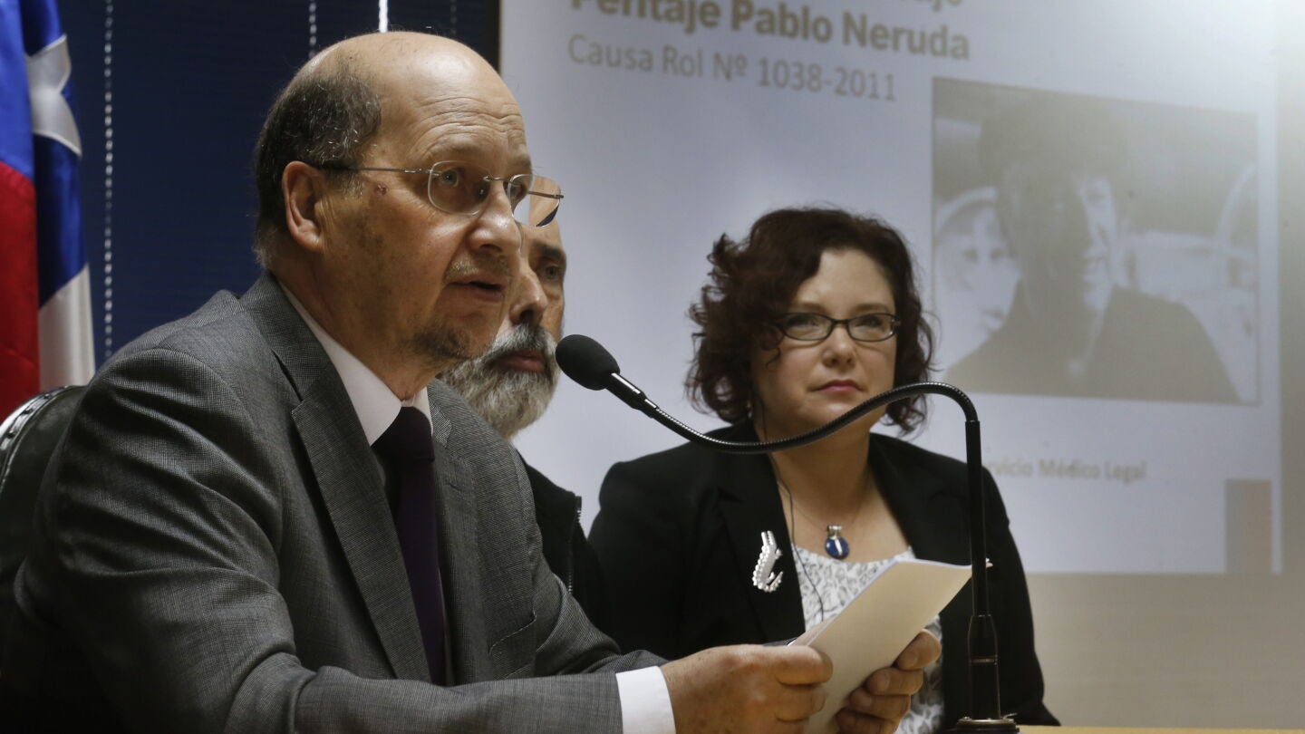 Patricio Bustos presenta el informe con los resultados de las pericias realizadas al cuerpo del poeta.